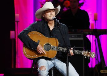 Alan Jackson announces he’s a grandpa as he celebrates his 43rd wedding anniversary: “So happy”