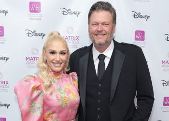 Blake Shelton + Gwen Stefani papered one of their bathrooms with tabloids: “It’s pretty funny”