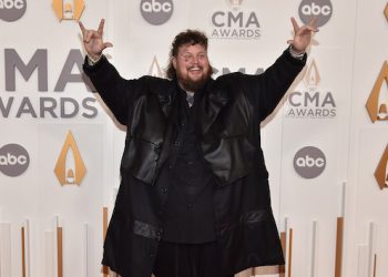 Jelly Roll is adopting a low-tech lifestyle for the new year: “I’m going into 2023 without a phone”