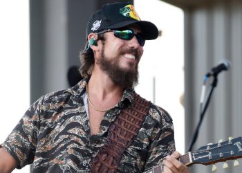 Chris Janson returns with “All I Need Is You”