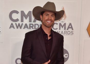 Dustin Lynch scatters “Stars Like Confetti” first thing in the morning