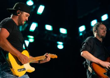 Luke Bryan, Miranda and TR will BEACH IT! this summer