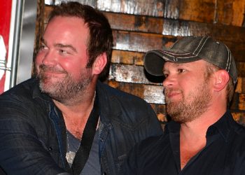 Lee Brice sends “Save Your Roses” to country radio in memory of his longtime friend Kyle Jacobs