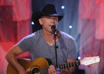 Kenny Chesney shared “a moment with mom” onstage