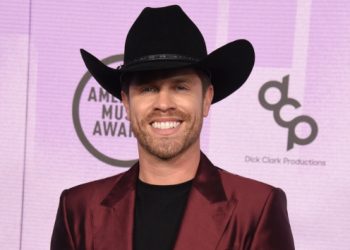 Party mode on: Dustin Lynch’s throwing a pool party in Nashville