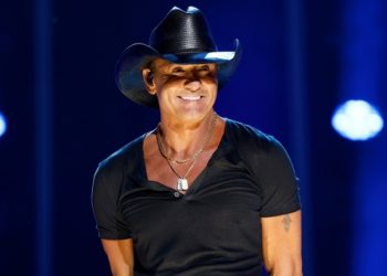 Tim McGraw surprises Randy Travis with cover of his hit