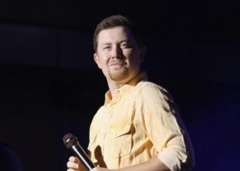 Scotty McCreery shares adorable photos from family hike