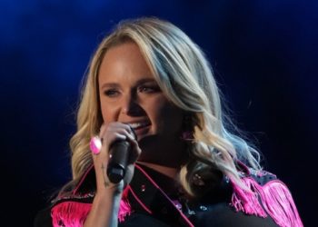 Miranda Lambert calls out fans for taking selfies during concert