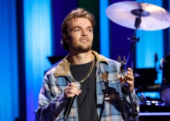 Conner Smith teases new song, “Boys in the Picture”