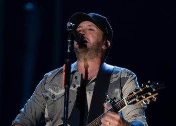 Luke Bryan, Conner Smith + Chayce Beckham join for “Buy Dirt” onstage