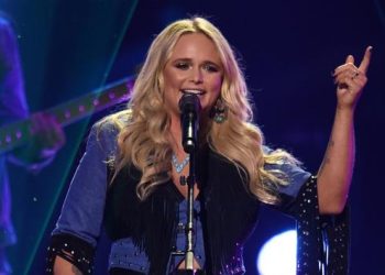 Miranda Lambert debuts new Gibson Bluebird guitar