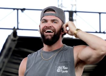 Dylan Scott welcomes baby #3