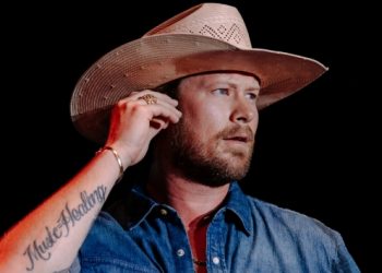 Brian Kelley talks partnering with Jason Aldean + Tom Glavine for new restaurant, Papa Surf Burger Bar