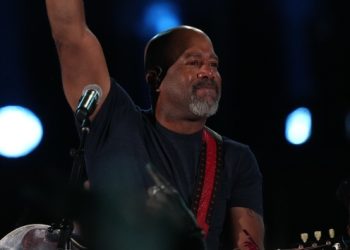 Cozy up this fall with Darius Rucker’s Southern Comfort candle