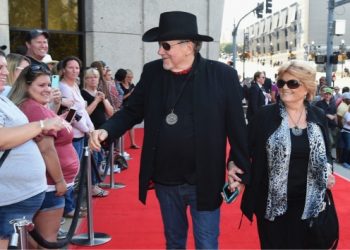 Be part of the Country Music Hall of Fame Red Carpet Experience