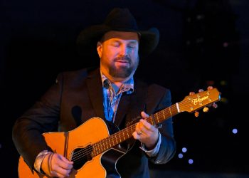 Garth Brooks plans concert to celebrate opening his new Nashville bar