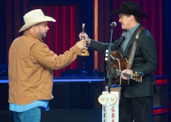 Jon Pardi makes Opry history, with a little help from Garth Brooks