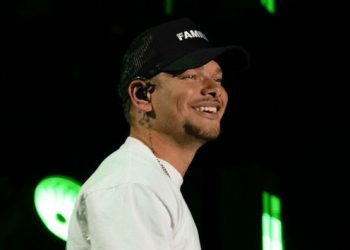 Kane Brown jams out to Alicia Keys with daughters