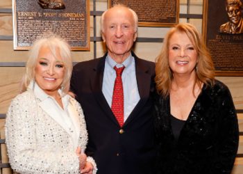 Bob Seger surprises Patty Loveless as she and Tanya Tucker join the Hall of Fame