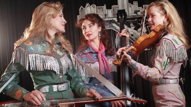 Dixie Chicks founding member Laura Lynch dies in car accident