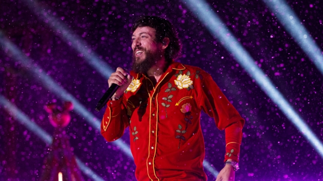 Chris Janson talks Christmas decorations + covering “Holiday Road”