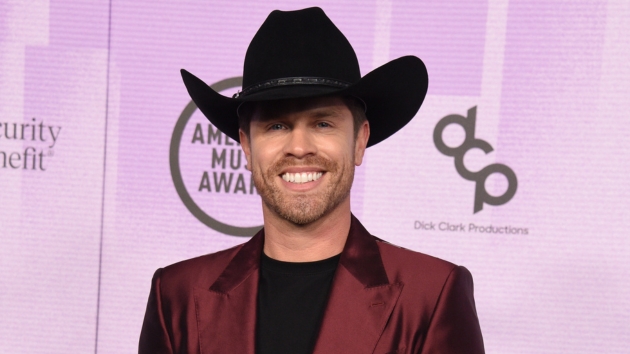 Dustin Lynch plots Toga Pool Party