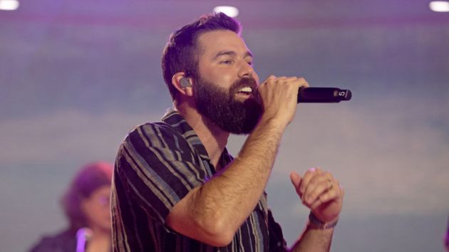 Jordan Davis loves Deana Carter’s “Strawberry Wine”
