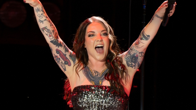 Ashley McBryde jams with her “Devil” on GMA