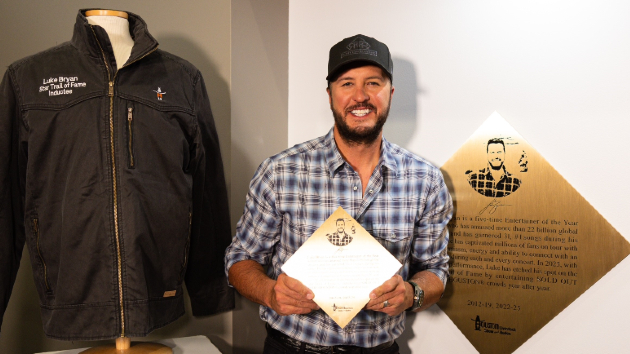 Luke Bryan steps into the Houston Rodeos Star Trail