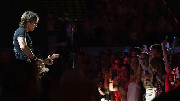 Keith Urban offers you a ‘Straight Line’ into his live show