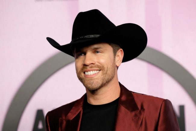 Dustin Lynch Takes Vegas, And He’s Not Just There for the Slots
